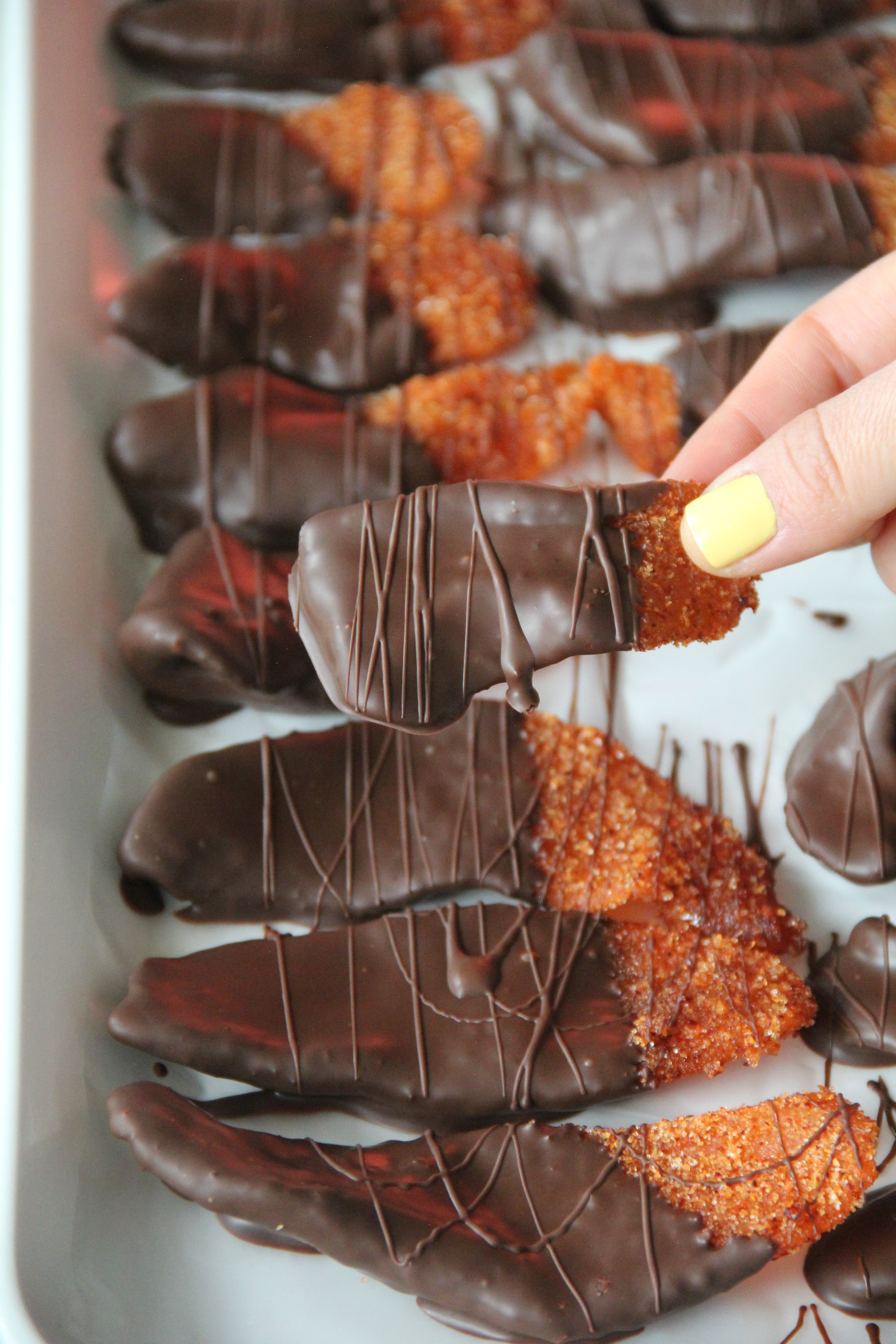 Manguitos enchilados cubiertos con chocolate semiamargo